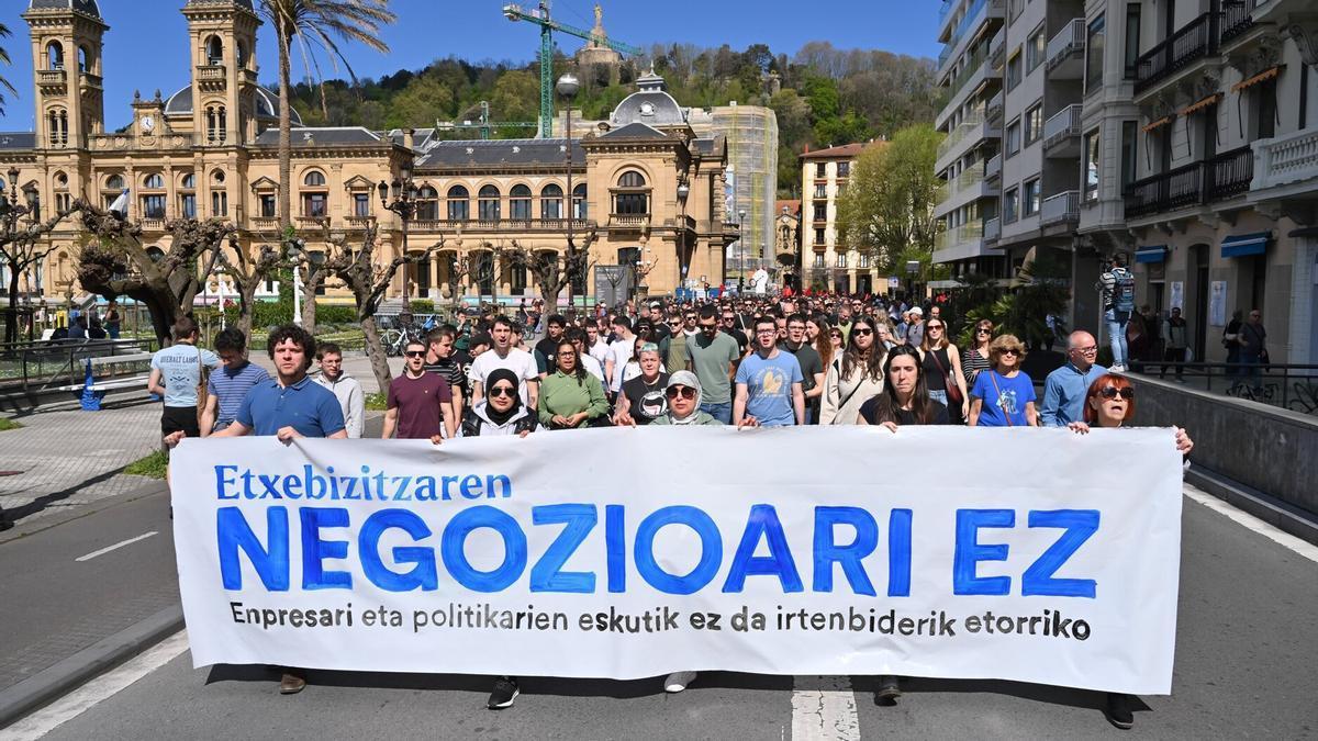 Miles de jóvenes reclaman en Donostia derecho a la vivienda