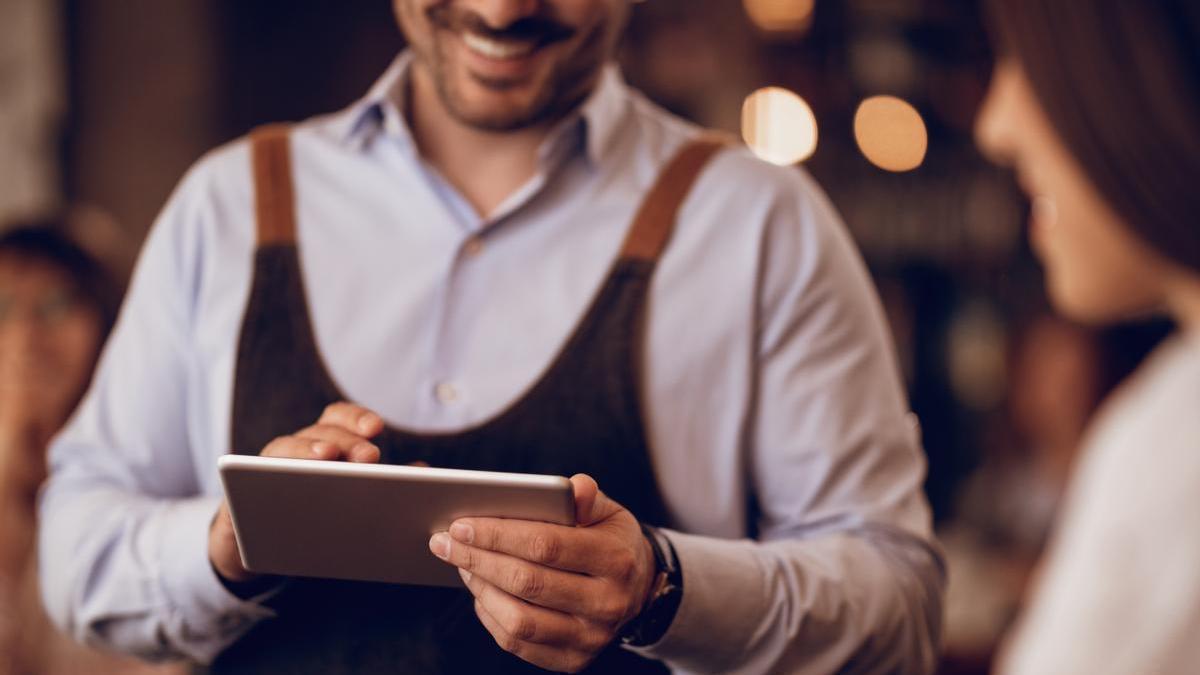A pesar de la obligatoriedad de la norma, esta práctica sigue dándose en numerosos bares y restaurantes.