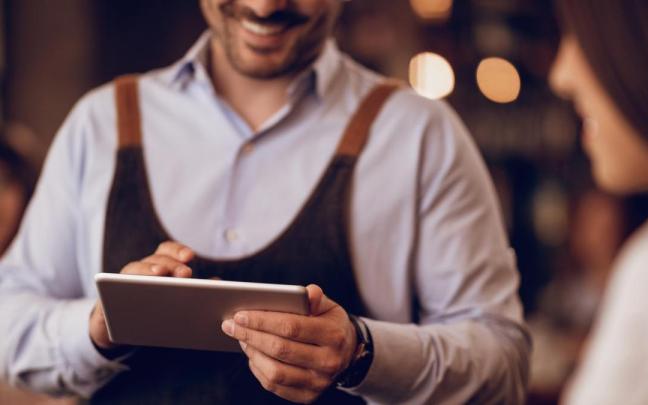 A pesar de la obligatoriedad de la norma, esta práctica sigue dándose en numerosos bares y restaurantes.