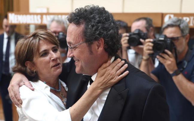 Dolores Delgado felicita a Álvaro García Ortiz, en el acto de toma posesión como nuevo fiscal general del Estado.