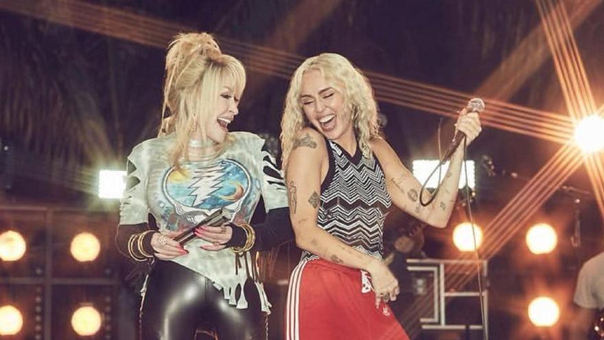 Dolly Parton y Miley Cyrus, durante un especial de Fin de Año en el canal NBC.