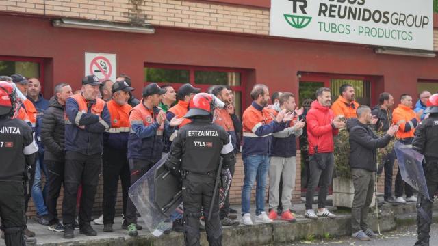 Decenas de trabajadores protestan durante la Asamblea de Tubos Reunidos, a 7 de mayo de 2026.