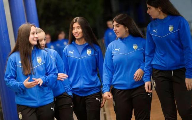 Varias jugadores del Urola, antes de un entrenamiento.