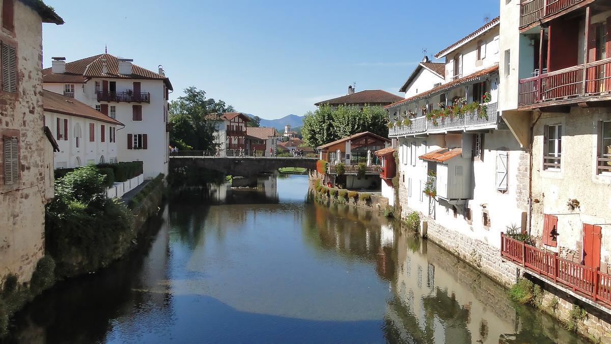 El río Nive a su paso por Donibane Garazi.