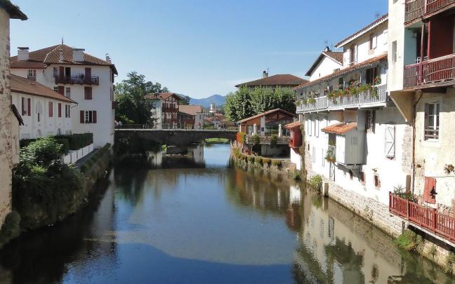 El río Nive a su paso por Donibane Garazi.