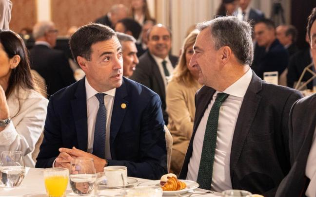 Pradales junto a Aitor Esteban en el Fórum Europa celebrado este miércoles en Madrid.