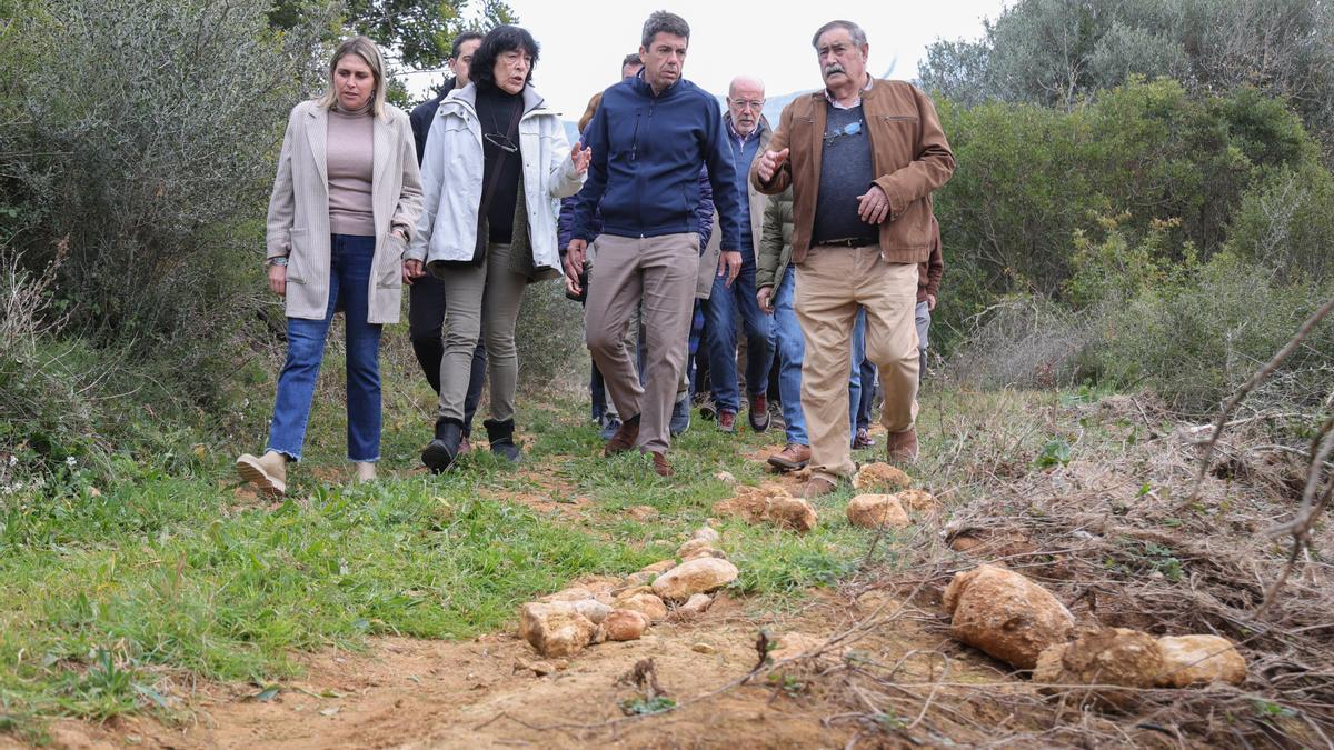 El 'president' de la Generalitat, Carlos Mazón, visita caminos rurales afectados por la dana en Les Coves de Vinromà.