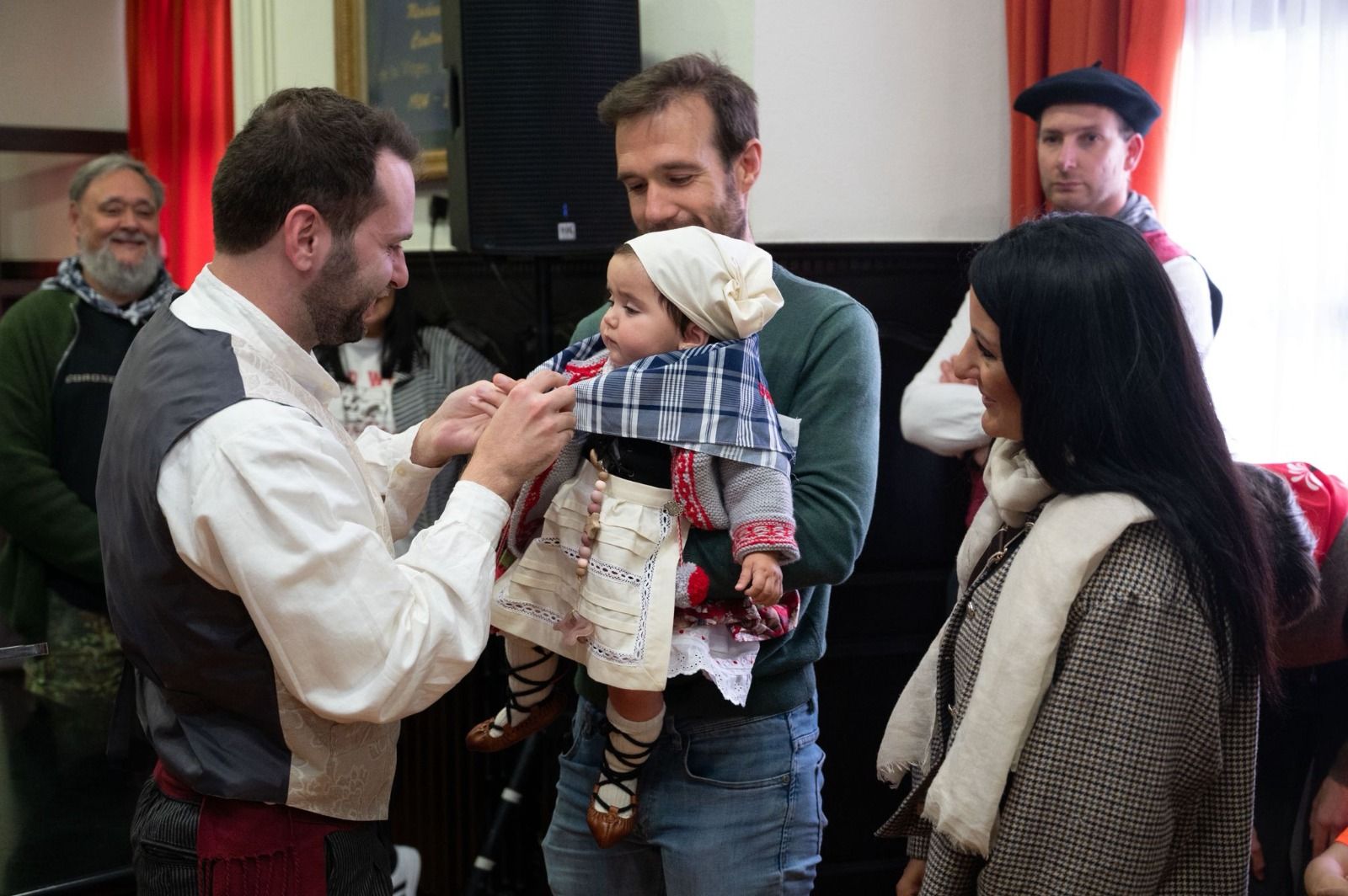 Un total de 24 niños y niñas de Orduña han recibido su primer pañuelo festivo