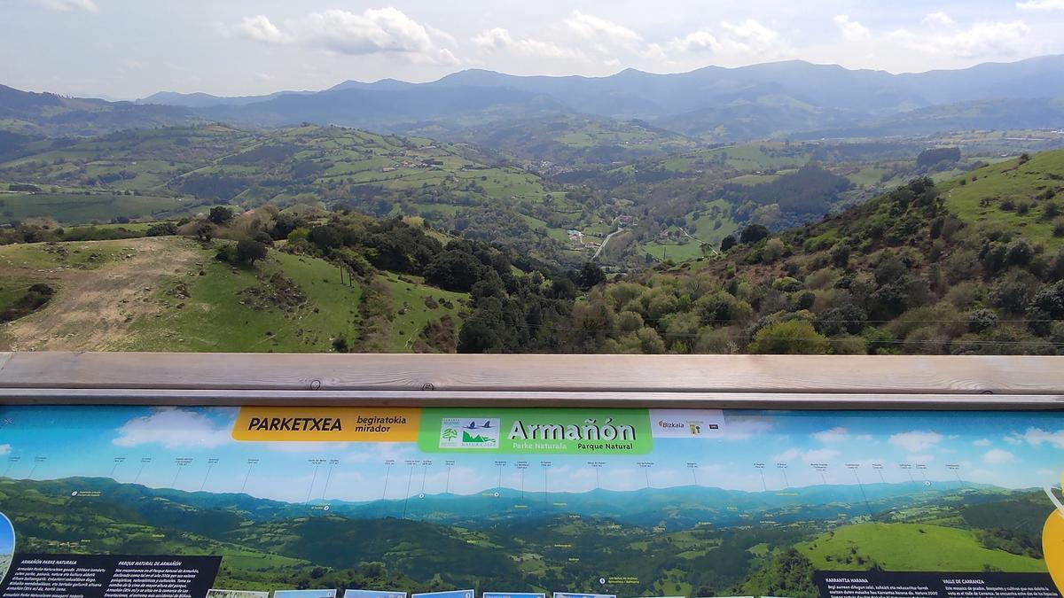 Desde el mirador del Armañongo Parketxea se puede ver casi todo el valle de Karrantza con los montes de Ordunte que cierran el municipio al fondo.