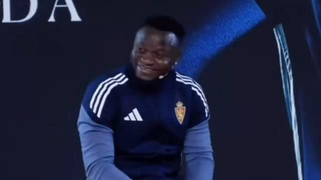 William Agada, riéndose ante lo sucedido.