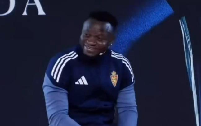 William Agada, riéndose ante lo sucedido.