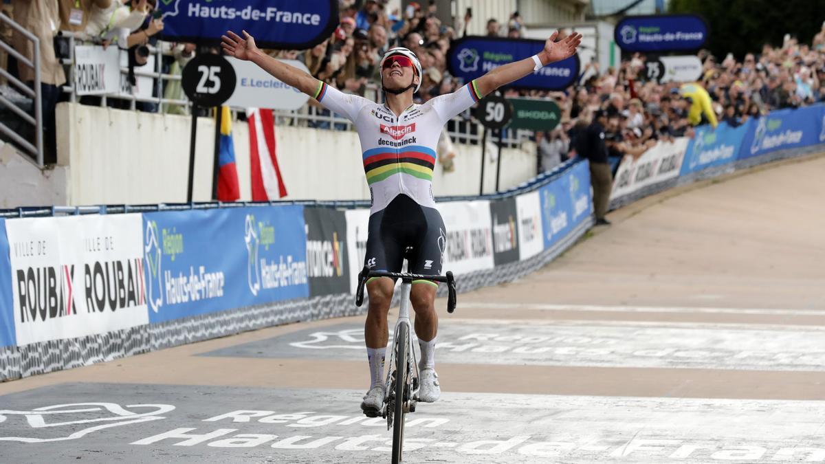 Van der Poel celebra su segunda victoria en la París-Roubaix.