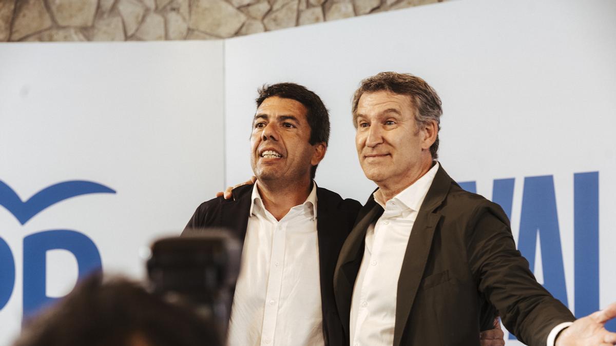 El expresident de la Generalitat, Carlos Mazón (i), junto al presidente nacional del PP, Alberto Núñez Feijóo, durante un acto de partido en Alicante
