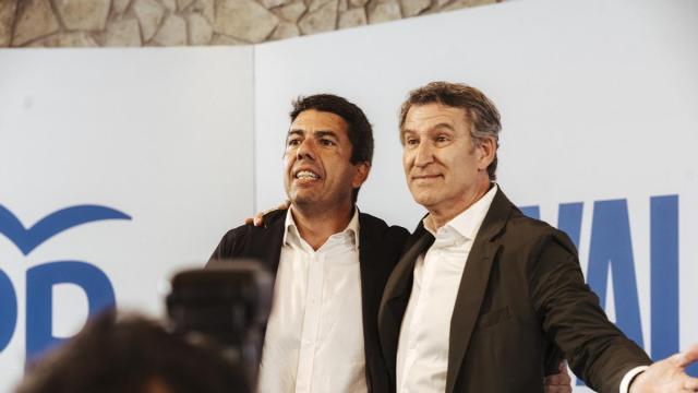 El expresident de la Generalitat, Carlos Mazón (i), junto al presidente nacional del PP, Alberto Núñez Feijóo, durante un acto de partido en Alicante