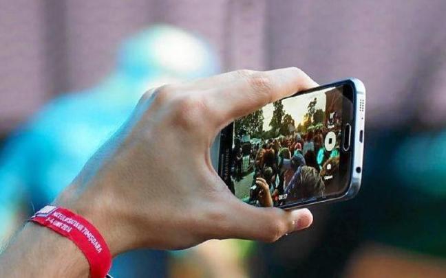 Un teléfono móvil.