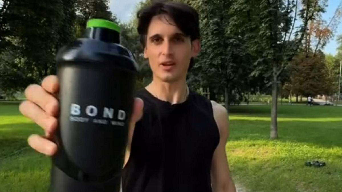 El sacerdote, promocionando suplementos deportivos.