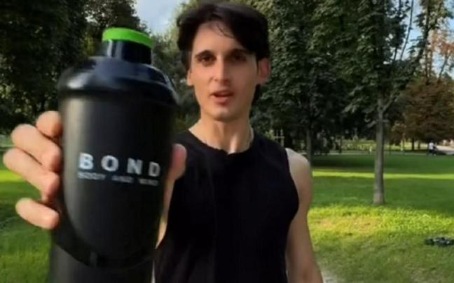 El sacerdote, promocionando suplementos deportivos.