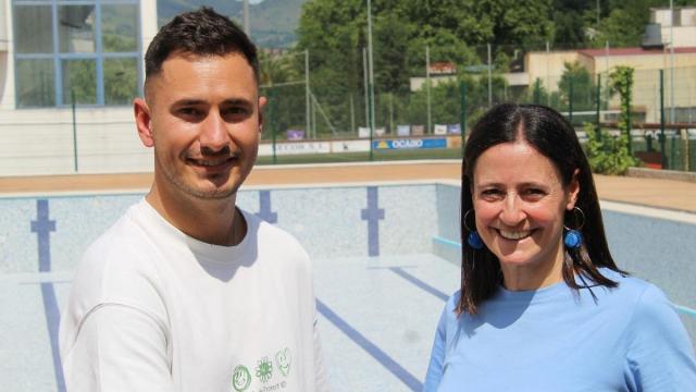 El concejal de Deportes, Iker Txertudi, y la alcaldesa Mireia Elkoroiribe en las piscinas de Tabira.