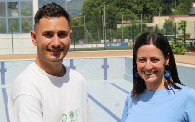 El concejal de Deportes, Iker Txertudi, y la alcaldesa Mireia Elkoroiribe en las piscinas de Tabira.