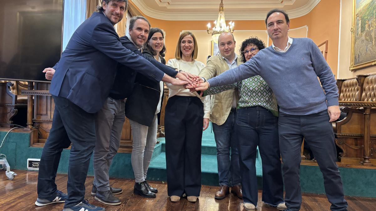 Gurutz Aguinagalde, Iñigo Manrique, Nuria Alzaga, Cristina Laborda, Gorka Álvarez, Thania Pazos e Ibon Muñoz, esta mañana en el Ayuntamiento de Irun.