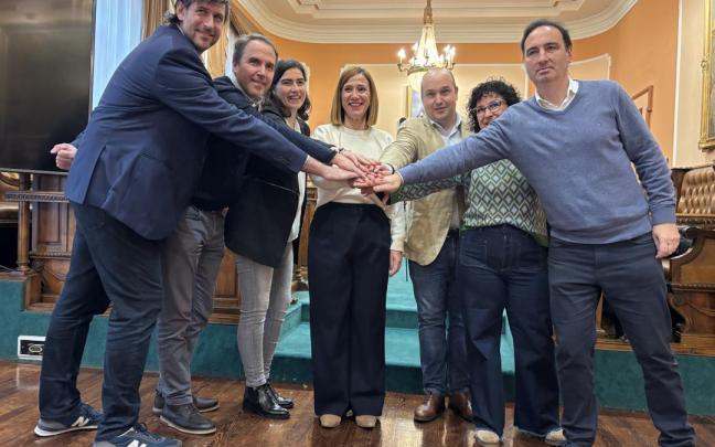 Gurutz Aguinagalde, Iñigo Manrique, Nuria Alzaga, Cristina Laborda, Gorka Álvarez, Thania Pazos e Ibon Muñoz, esta mañana en el Ayuntamiento de Irun.