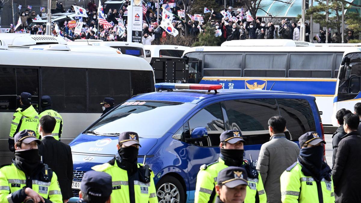 El presidente surcoreano Yoon es trasladado a una celda tras prolongarse su arresto