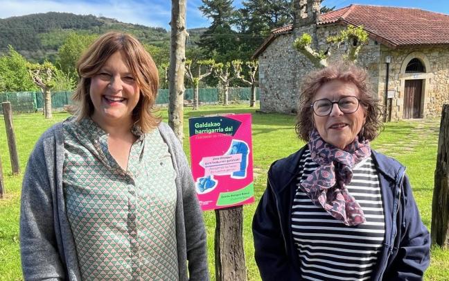 La campaña ha sido presentada en el barrio de Bakea por las concejalas de Comunicación y de Participación / Ayuntamiento de Galdakao La campaña ha sido presentada en el barrio de Bakea por las concejalas de Comunicación y de Participación