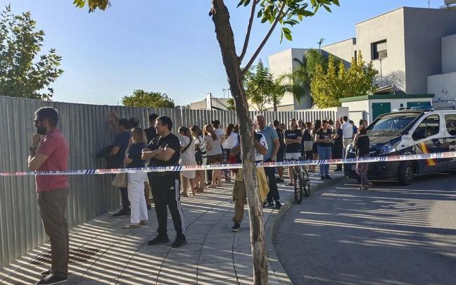 Padres concentrados frente al instituto.