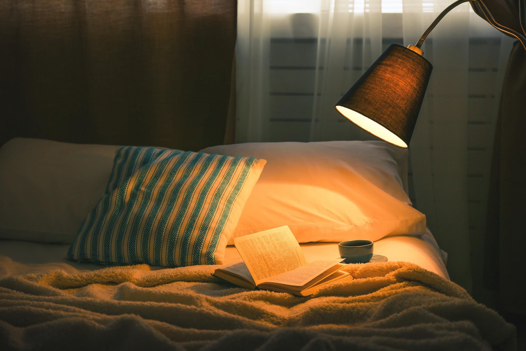 Acogedora luz cálida ideal para el dormitorio.