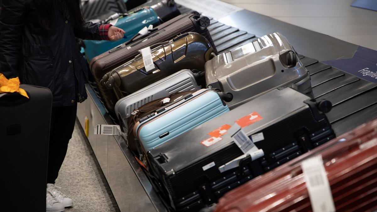 Maletas en la cinta transportadora de equipajes de un aeropuerto.