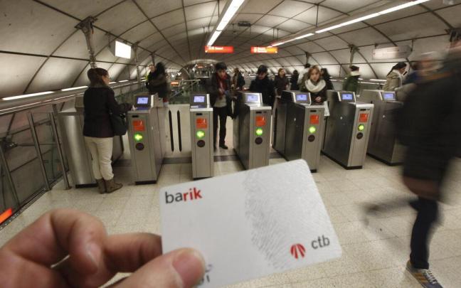 Un usuario con una barik poco antes de pasar por las máquinas validadoras del metro OSKAR M. BERNAL