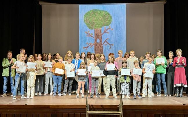 XLIII Salbatore Mitxelena sarietako sarituak, epaimahaikideak eta Udal ordezkariak.