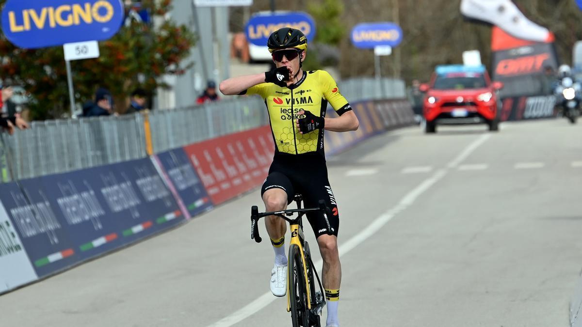 Vingegaard festeja la victoria en la quinta etapa de la Tirreno-Adriático, carrera que conquistó en 2024.