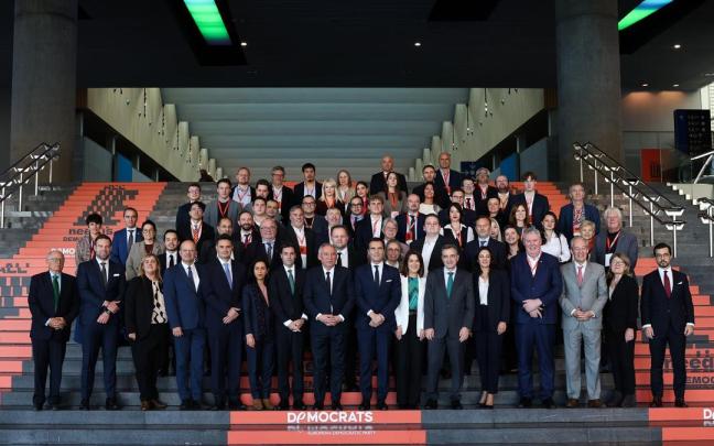 Foto de familia del congreso del PDE, en Barakaldo, con el presidente de la formación, François Bayrou a la cabeza