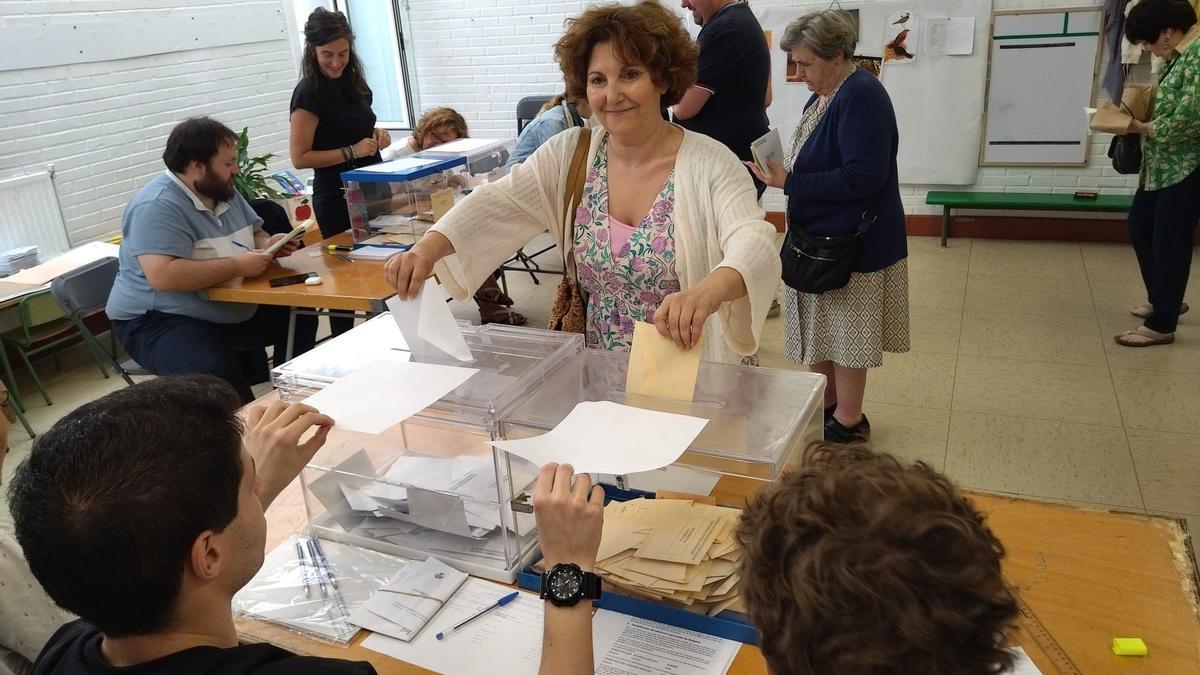 La coordinadora general de Podemos Euskadi, Pilar Garrido, votando en San Sebastián