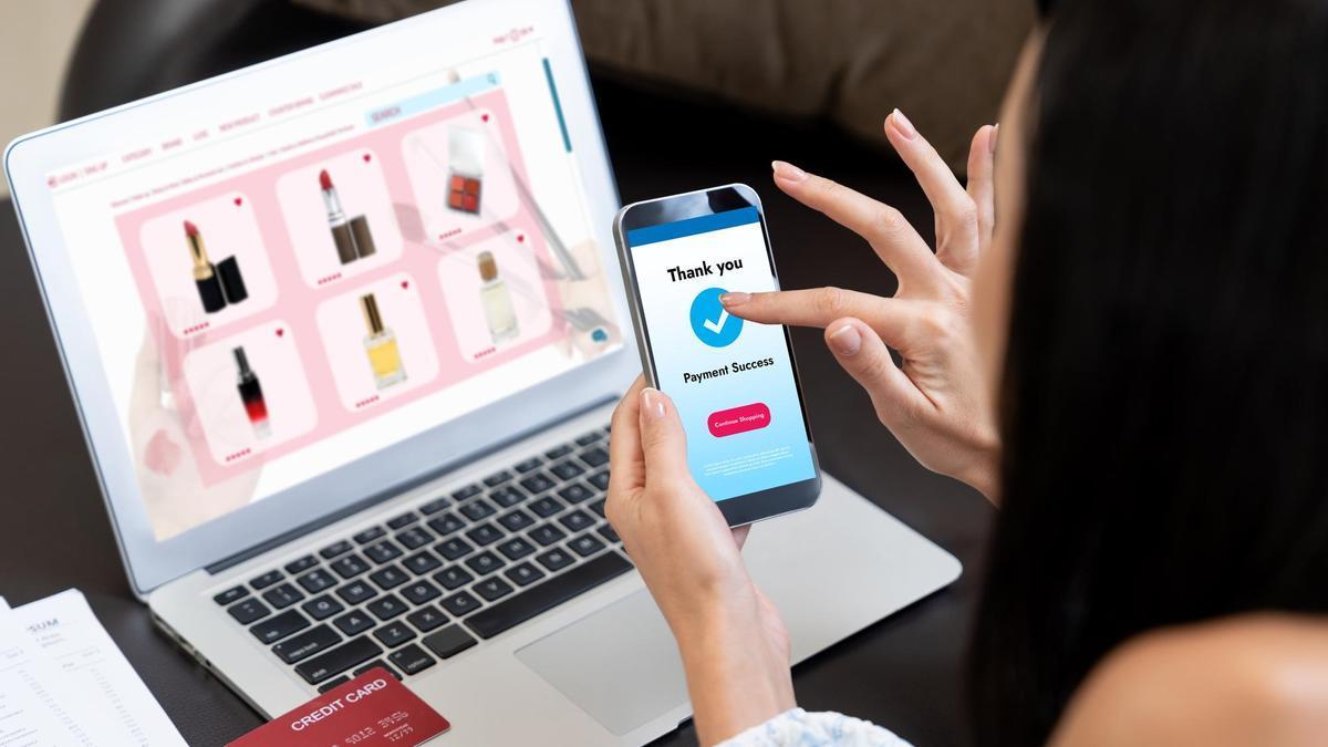 Una mujer compra cosméticos en una página online a través del móvil.