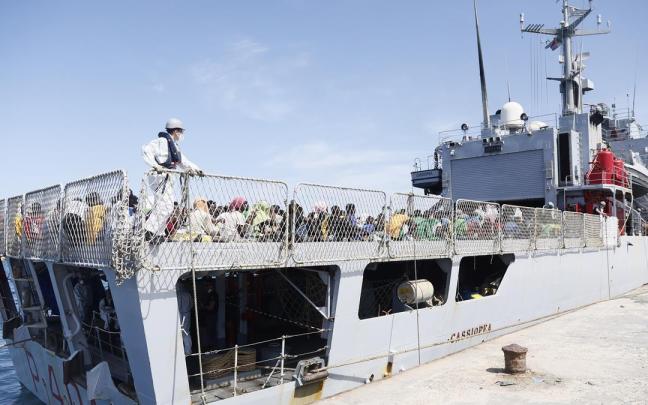 Migrantes a bordo de la embarcación 'Cassiopea' de la Marina italiana en Lampedusa. Migrantes a bordo de la embarcación 'Cassiopea' de la Marina italiana en Lampedusa.