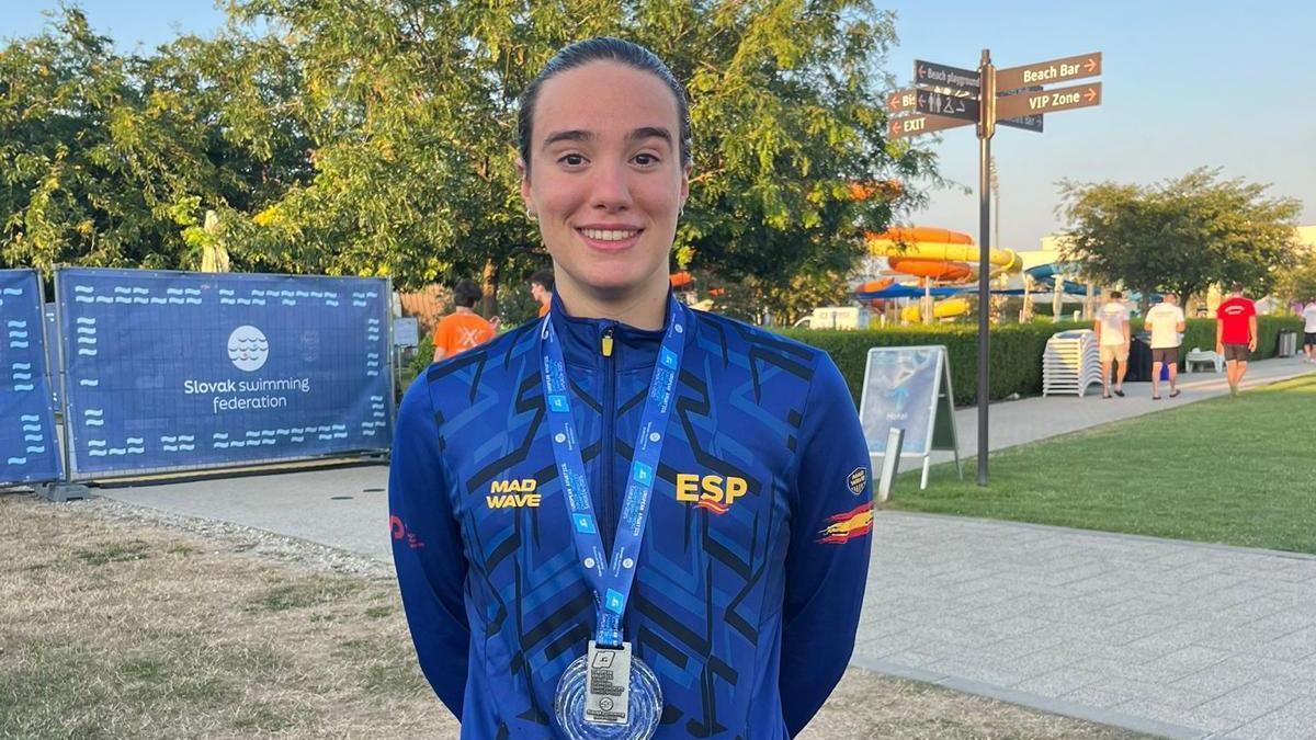 La nadadora urretxuarra Nahia Garrido, con su medalla de plata.