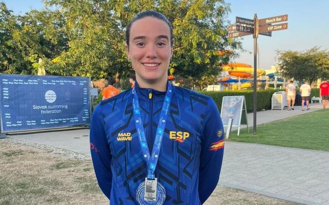 La nadadora urretxuarra Nahia Garrido, con su medalla de plata. / N.G. La nadadora urretxuarra Nahia Garrido, con su medalla de plata.