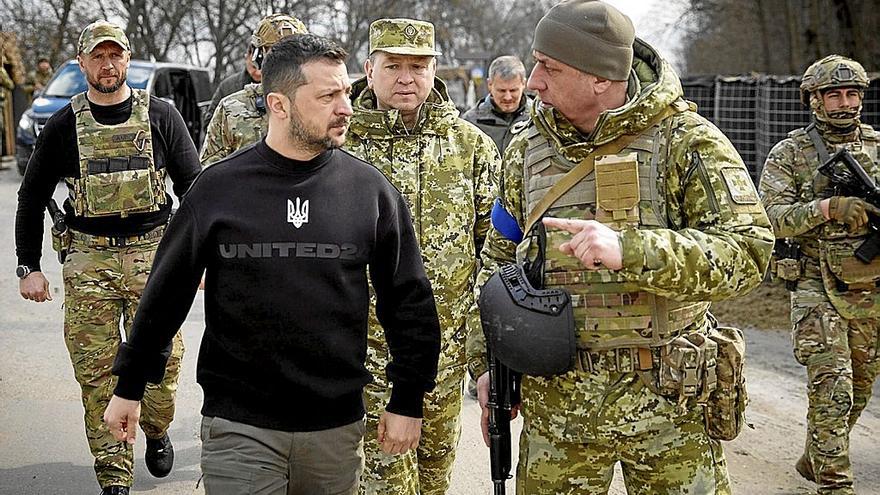El presidente ucraniano, Volodímir Zelenski, visitó ayer a las unidades de las fuerzas ucranianas que protegen la frontera con Rusia. | FOTO: EFE