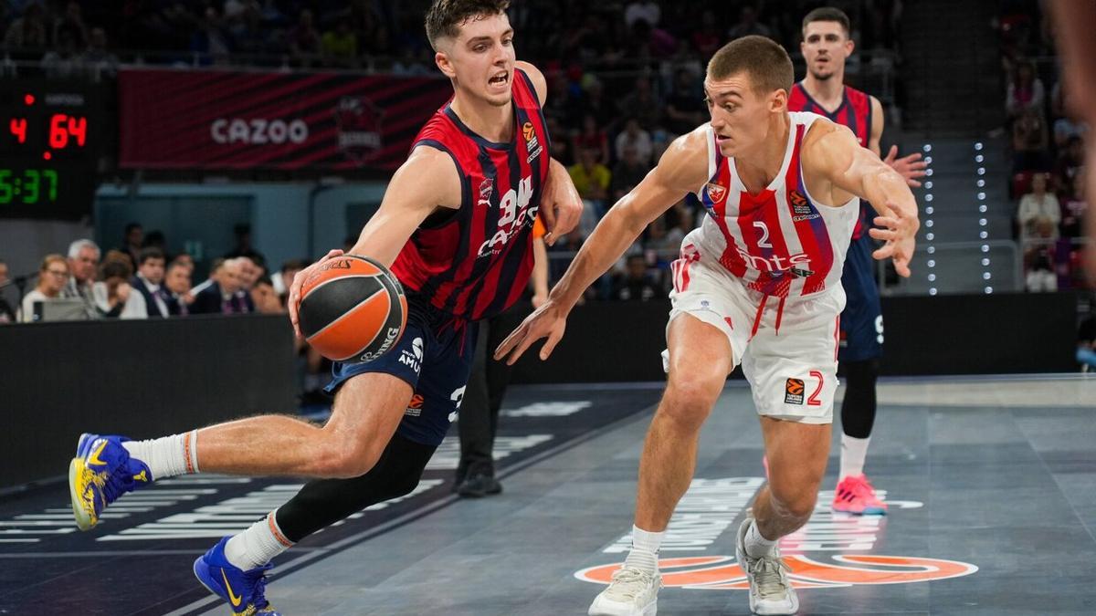 Hommes trata de dar un pase en presencia de Lazarevic, jugador del Estrella Roja