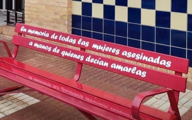 Un banco contra la violencia machista frente al ayuntamiento de Humilladero (Málaga).