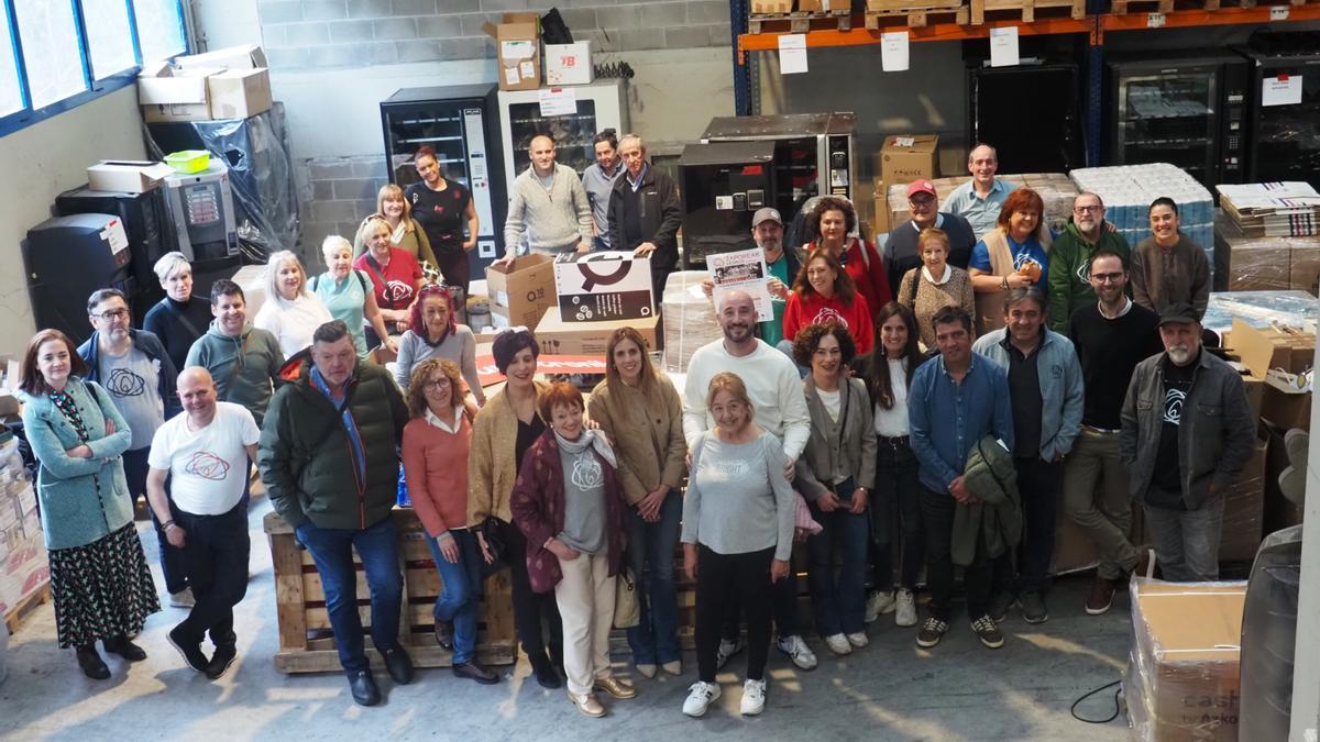 Miembros de Zaporeak, voluntarios y colaboradores y patrocinadores, en el almacén en el que se guarda el material antes de su envío a Lesbos