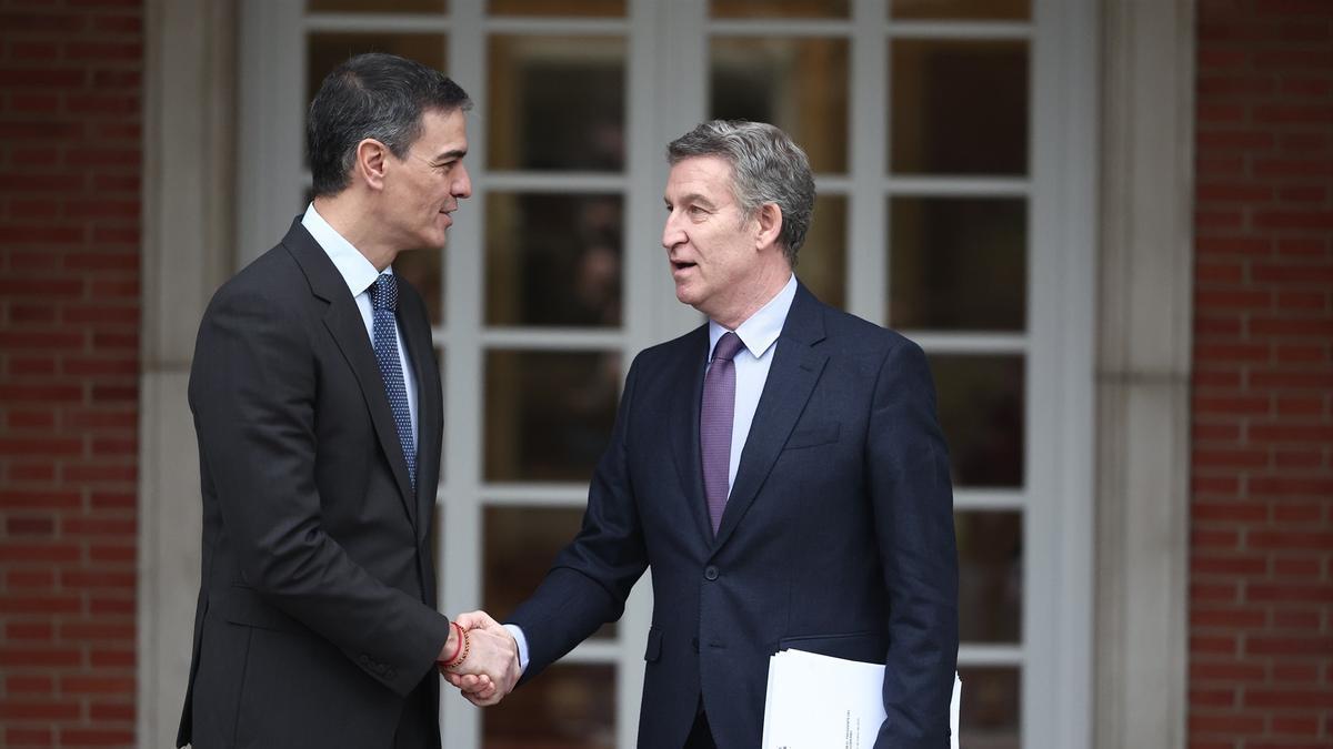 Sánchez recibe a Feijóo en Moncloa para hablar sobre el aumento del gasto en defensa.