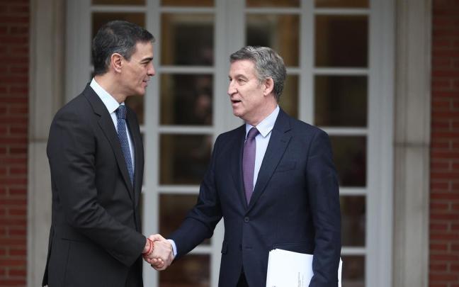 Sánchez recibe a Feijóo en Moncloa para hablar sobre el aumento del gasto en defensa.