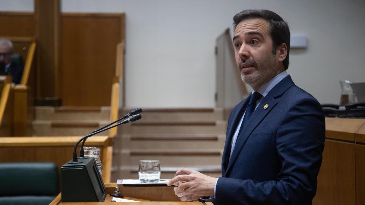 El consejero de Turismo, Comercio y Consumo, Javier Hurtado, en el Parlamento Vasco.