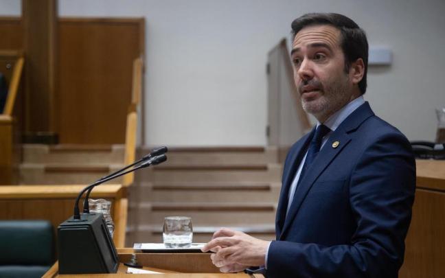 El consejero de Turismo, Comercio y Consumo, Javier Hurtado, en el Parlamento Vasco. / EP El consejero de Turismo, Comercio y Consumo, Javier Hurtado, en el Parlamento Vasco.