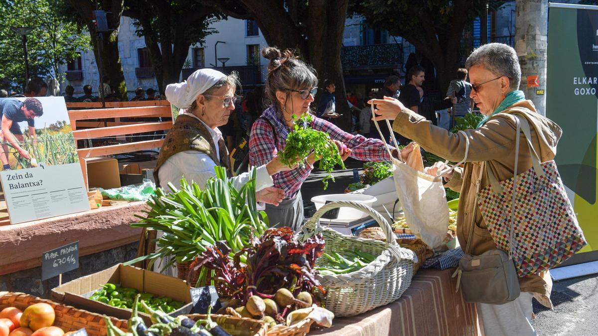 Una mujer compra productos de caserío