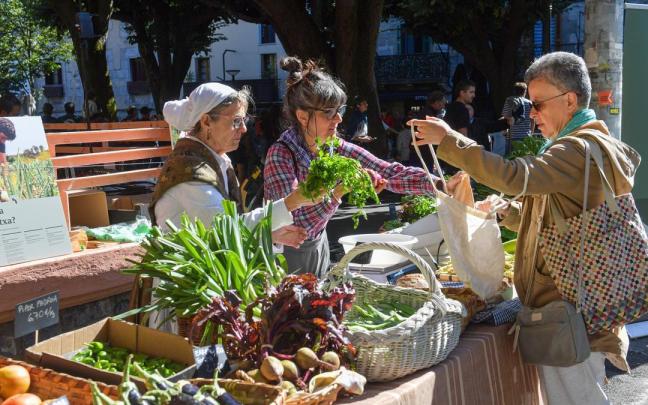 Una mujer compra productos de caserío