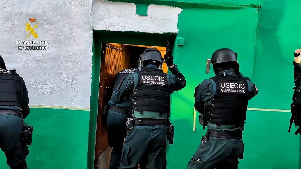 Han sido detenidas 14 personas. Tres de ellas vivían en la casa ocupada y el resto se beneficiaba de las estafas a costa del anciano perjudicado